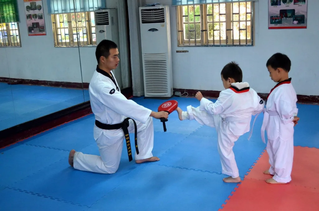 Làm quen đá đích và phản xạ