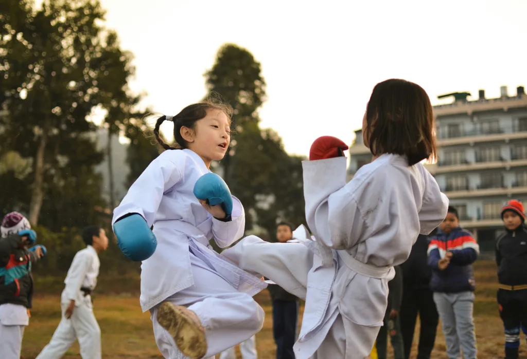 Võ sinh tập luyện đối kháng có kiểm soát (Kumite)